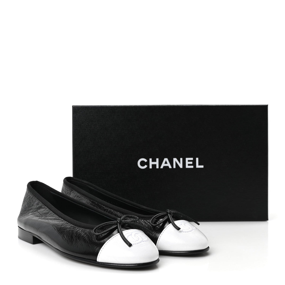 Crumpled Shiny Lambskin CC Cap Toe Ballerina Flats 37 Black White