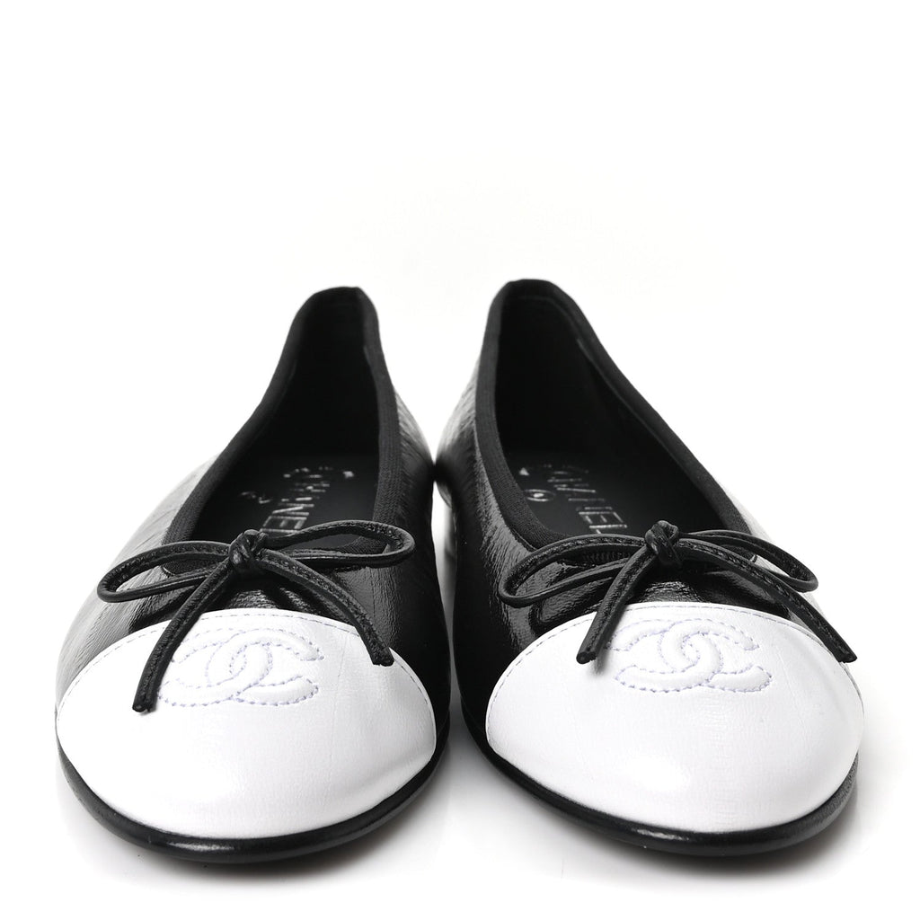 Crumpled Shiny Lambskin CC Cap Toe Ballerina Flats 37 Black White